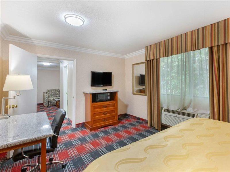 Quality Inn & Suites Oceanside Near Camp Pendleton Buitenkant foto