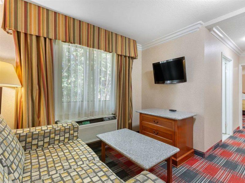 Quality Inn & Suites Oceanside Near Camp Pendleton Buitenkant foto