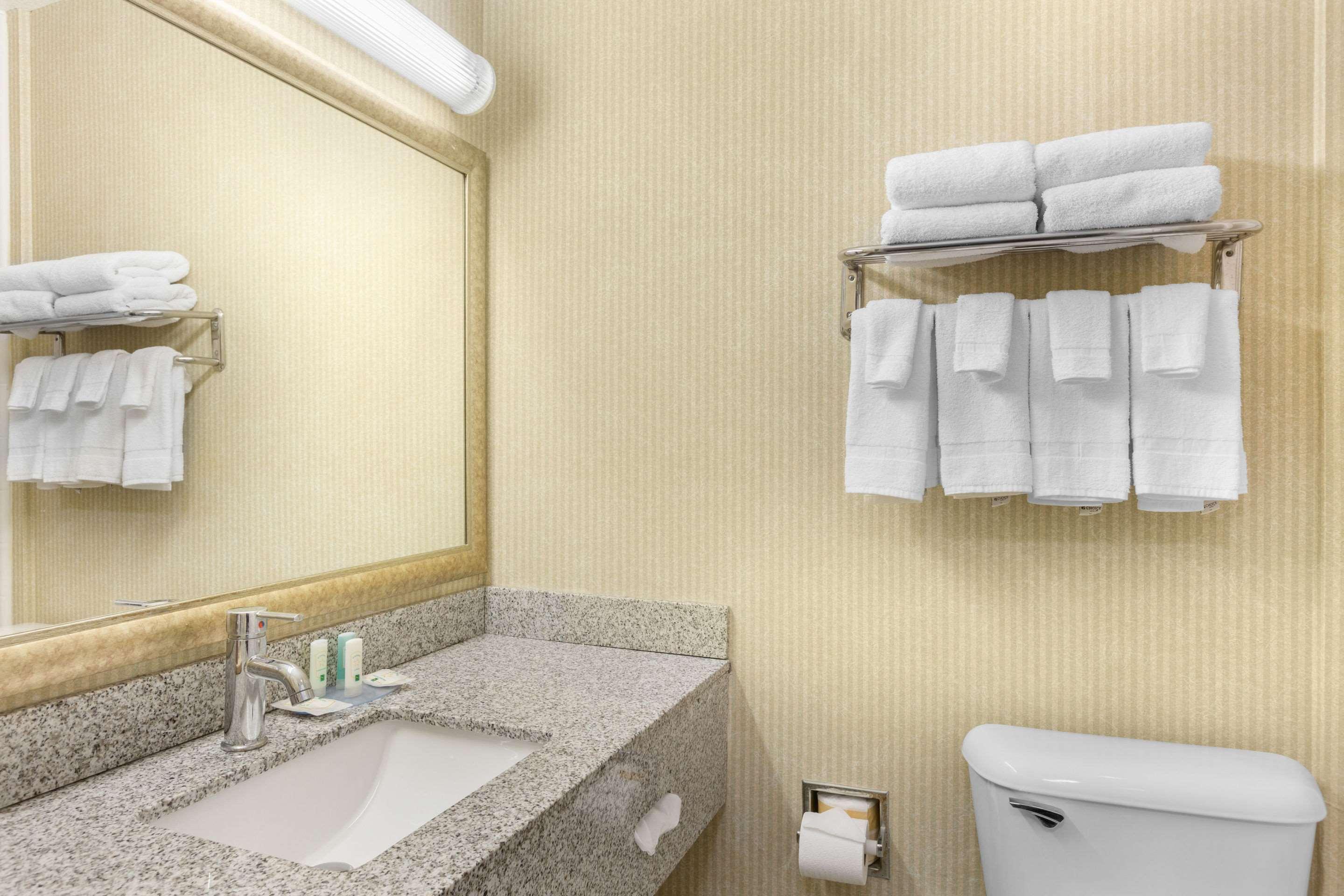 Quality Inn & Suites Oceanside Near Camp Pendleton Buitenkant foto