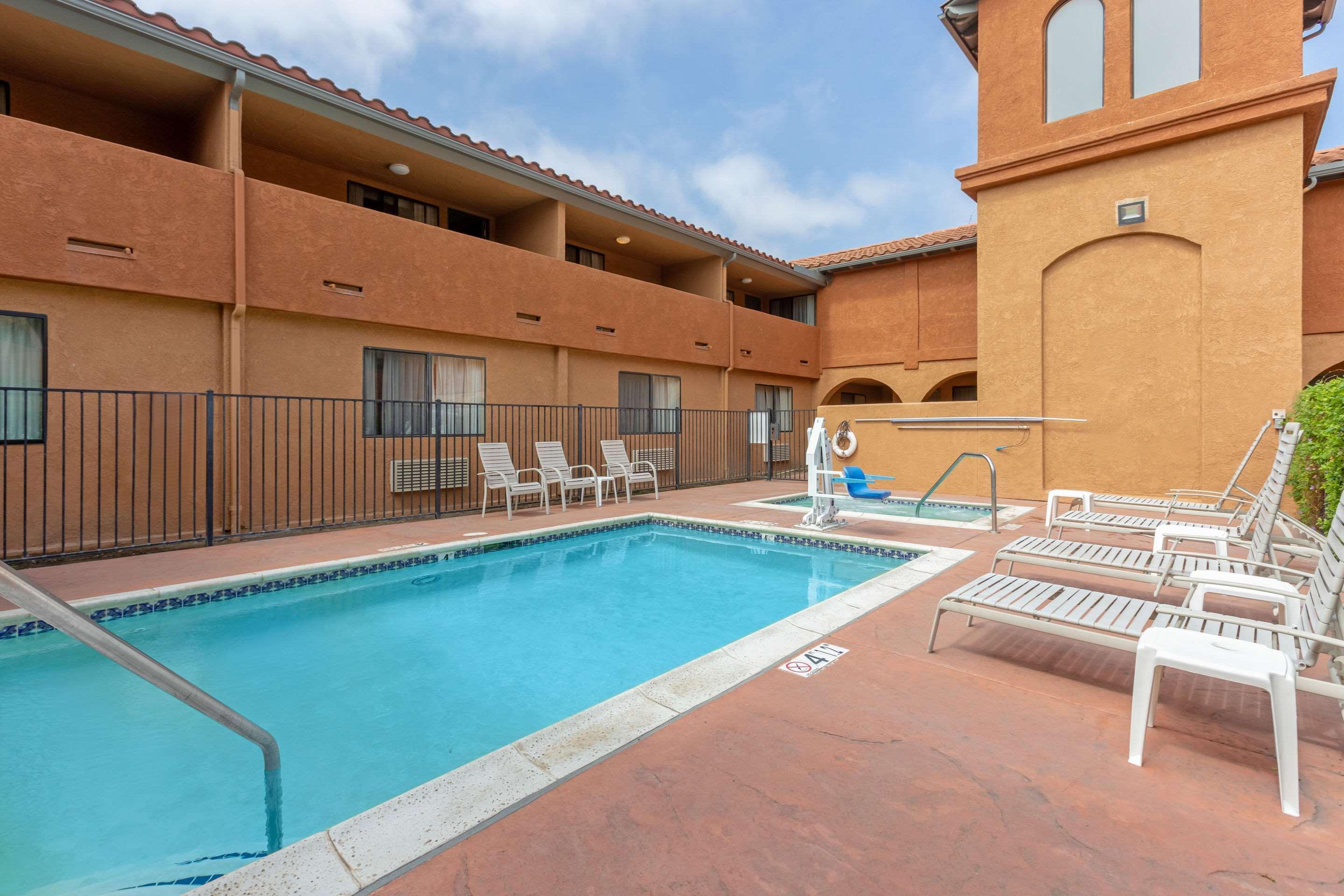 Quality Inn & Suites Oceanside Near Camp Pendleton Buitenkant foto